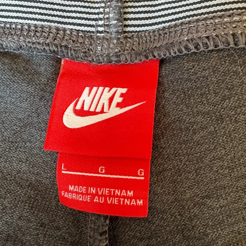 Nike Large Cotton Dark Grey SweatPants Elastic Waist Tapered Draw String Pockets